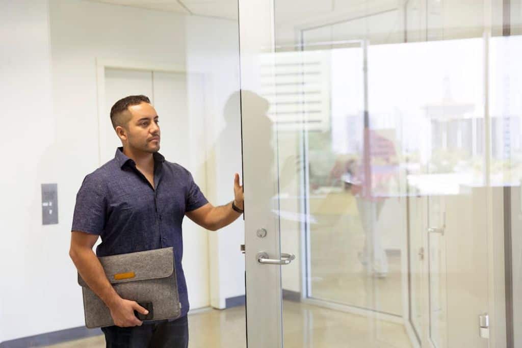 LinkedIn Sales Navigator באתר PEXELS DOOR GLASS OFFICE